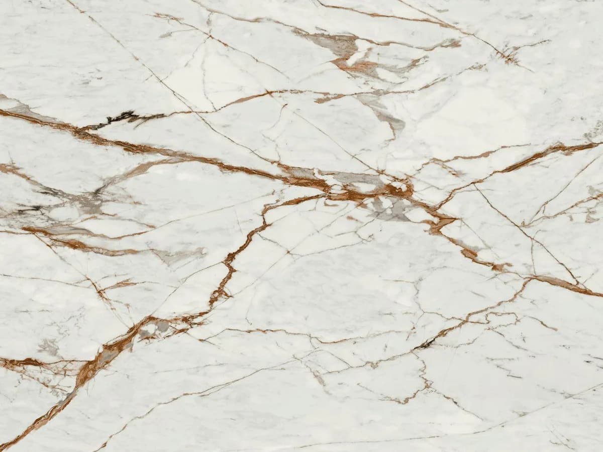 Dekton Reverie ultra kompakt tezgah, yüzey ve desenin yakın çekimi (üretici görseli)
