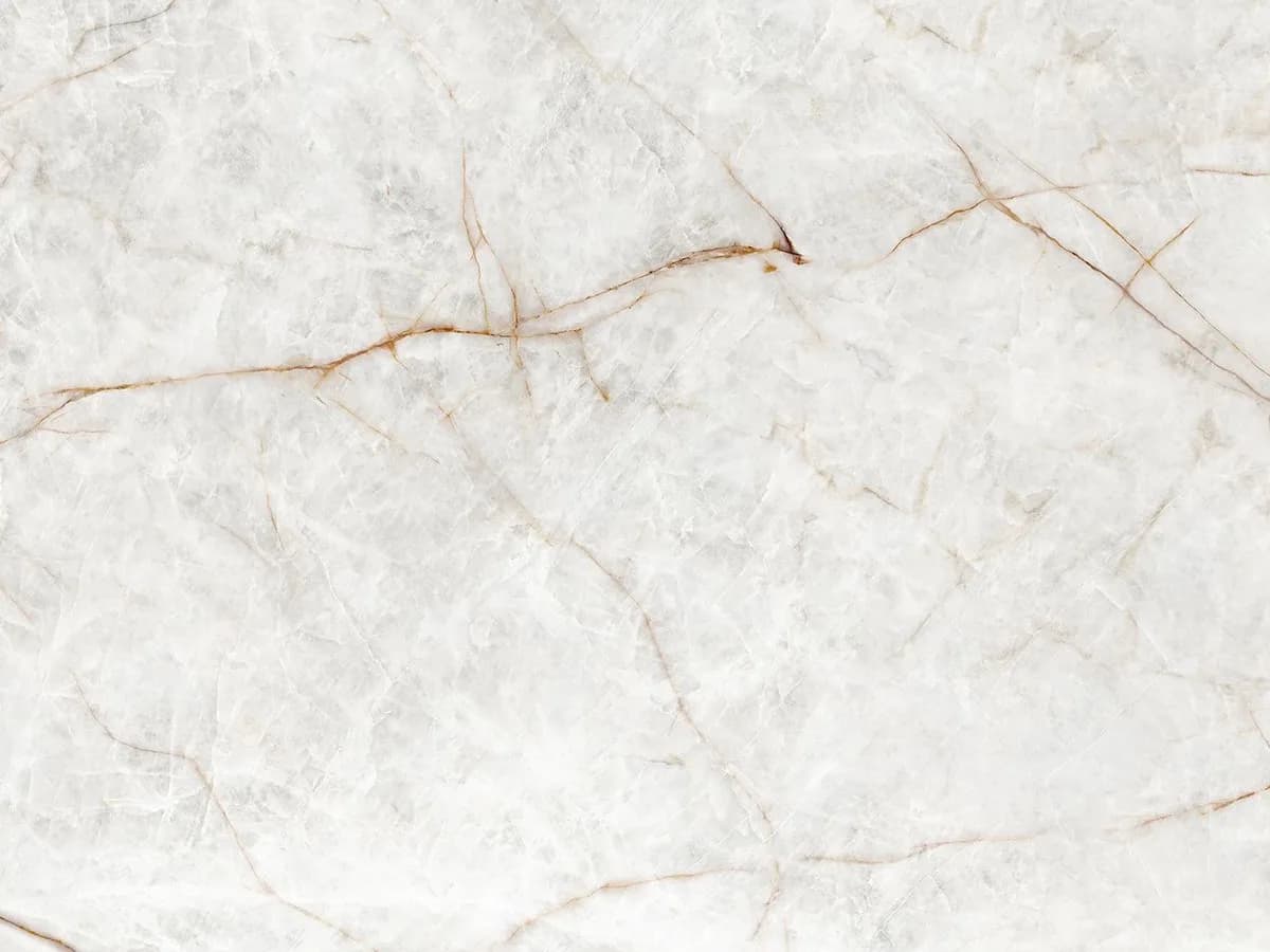 Çimstone Amber 2045 kuvars tezgah, yüzey ve desenin yakın çekimi (üretici görseli)